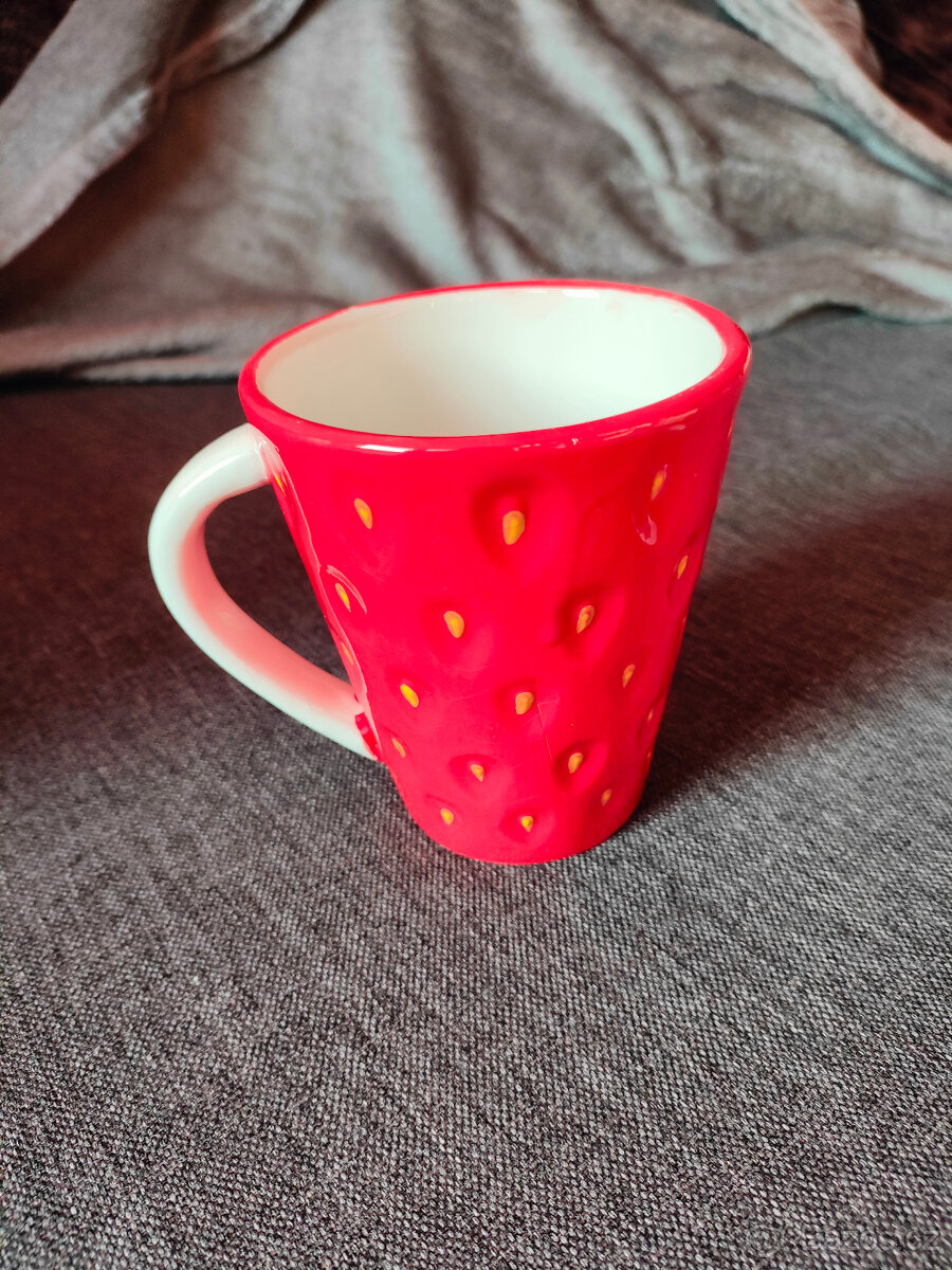 Hrnek ve tvaru jahody, ručně malovaný, 300 ml / použité
