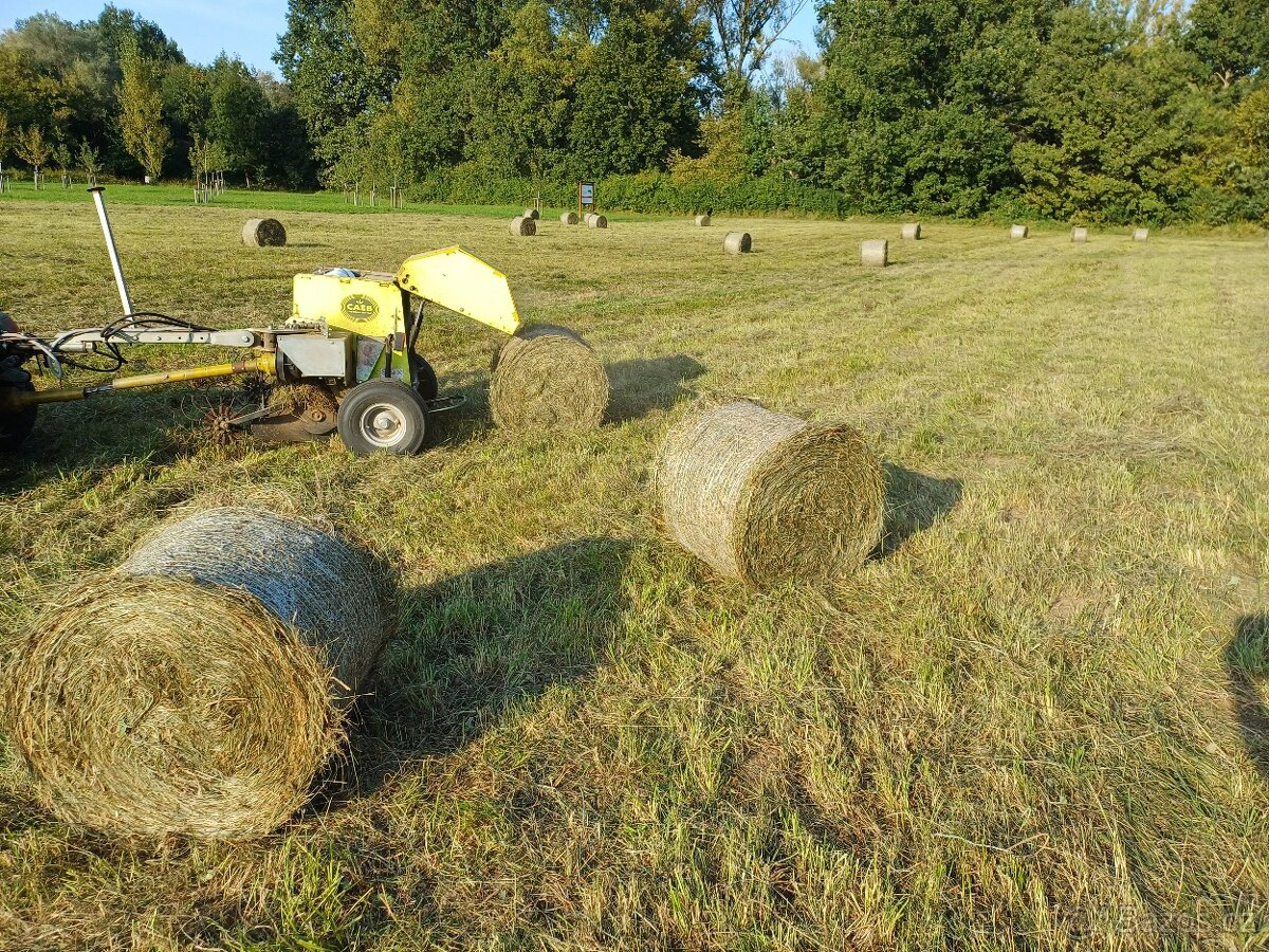 Letošní seno, malé kulaté balíky vázané v síti