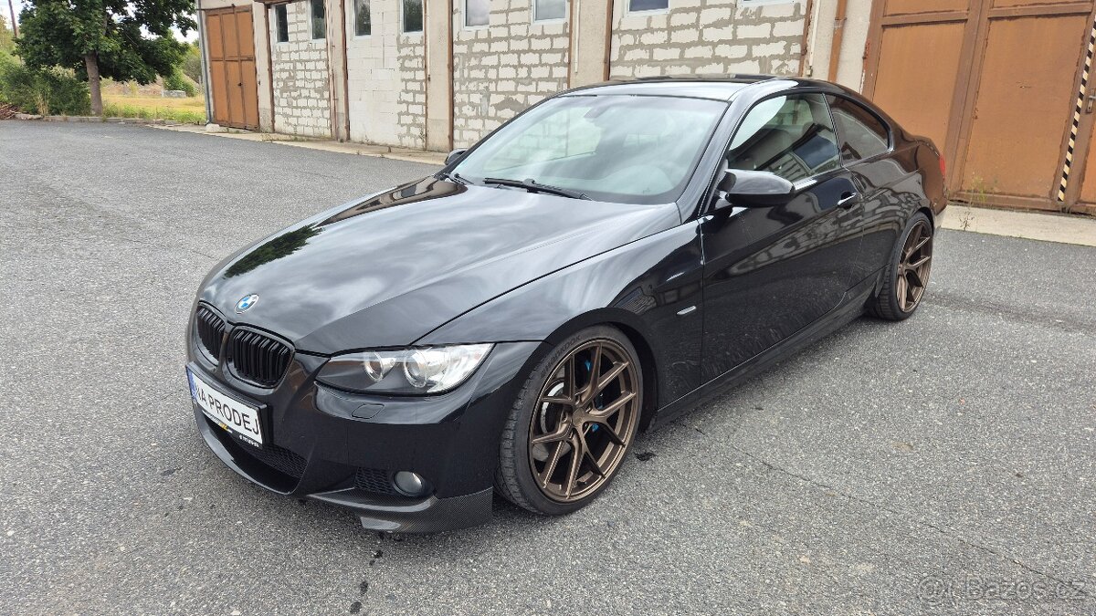 BMW 330i M Sportpaket Manuál E92 Xenon Nebouraný TOP stav