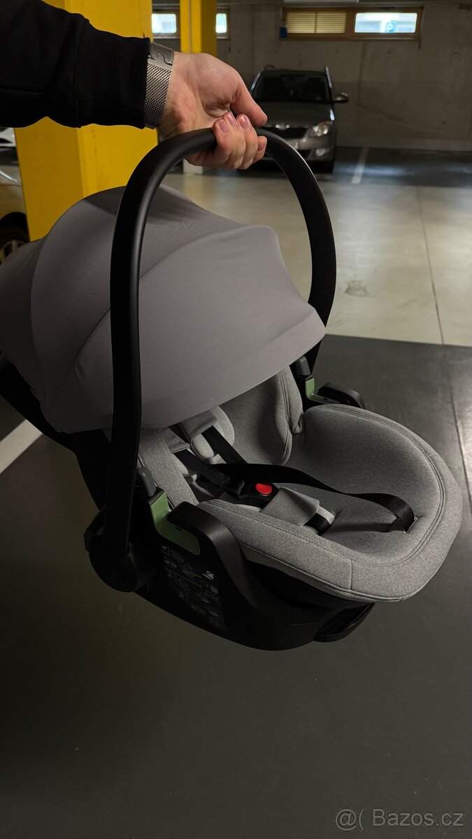 Thule Maple Light Grey + ISOFIX základna Thule Alfi