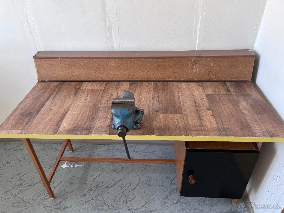 Kvalitní dílenský pracovní stůl se svěrákem