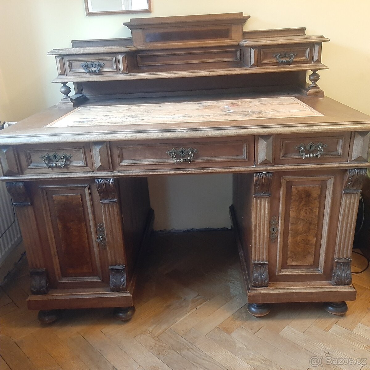 Starožitný psací stůl