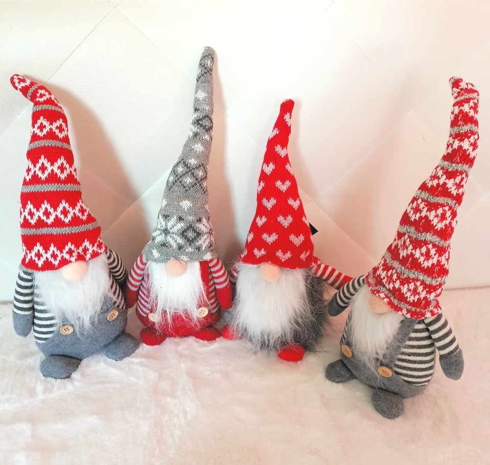 MALÝ SKŘÍTEK, s nataženou čepicí 32-40 cm.