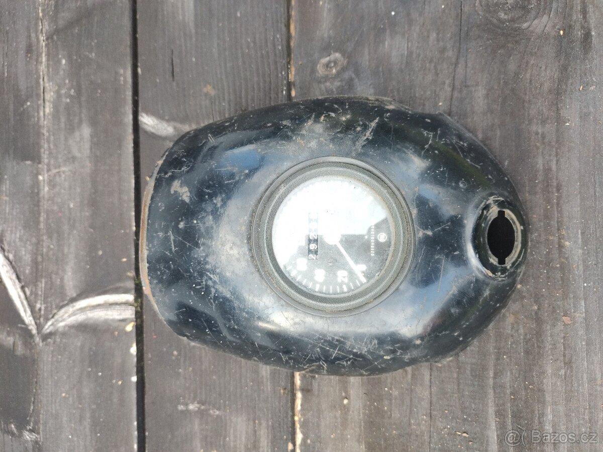 Horní maska s tachometrem.