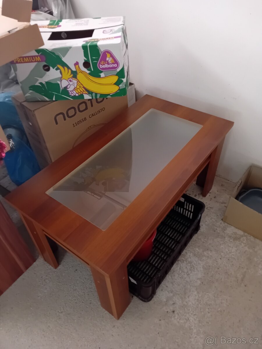 Konferenční prosklený stůl