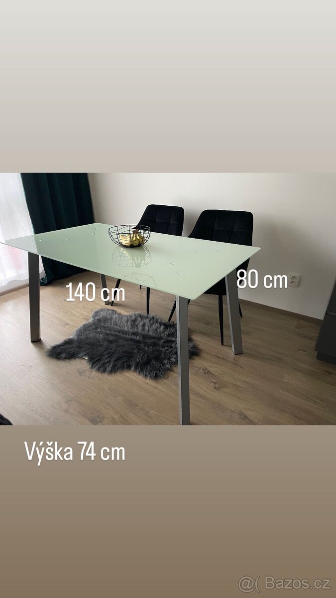 Šedý skleněný stůl