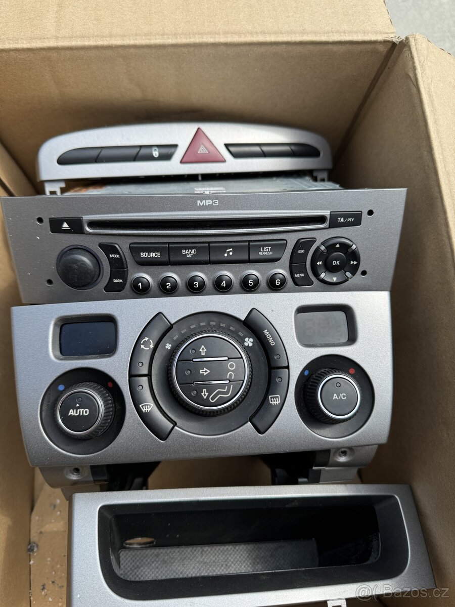 Originál rádio Peugeot, ovládání klimatizace, šuplík