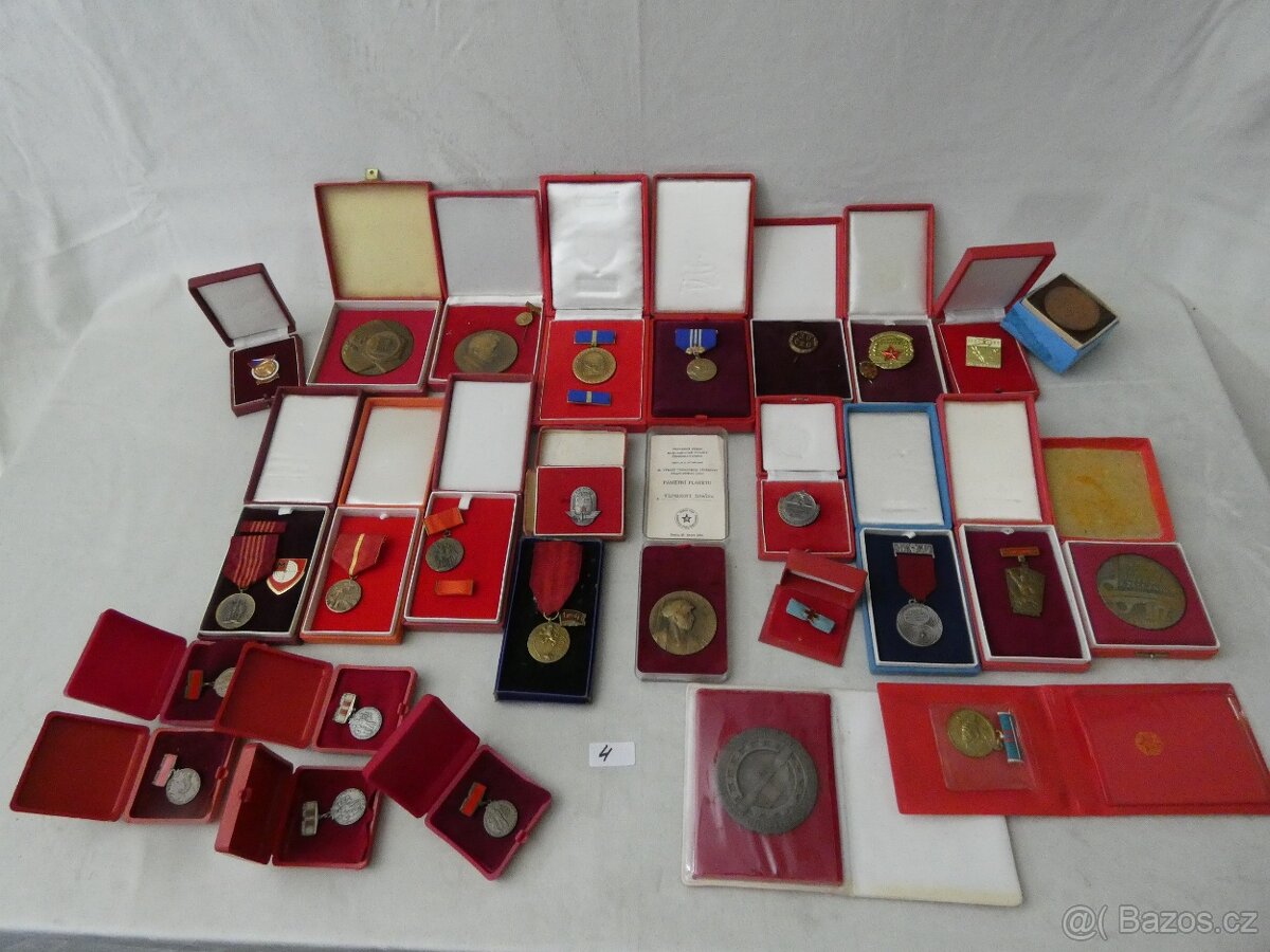 Sbírka  medaile, vyznamenání, odznaky