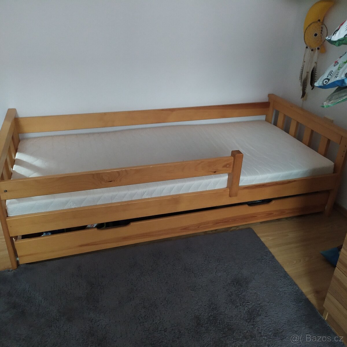 Postel se zánovní matrací