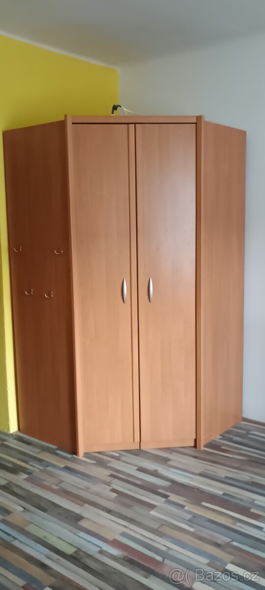 Rohová šatní skříň