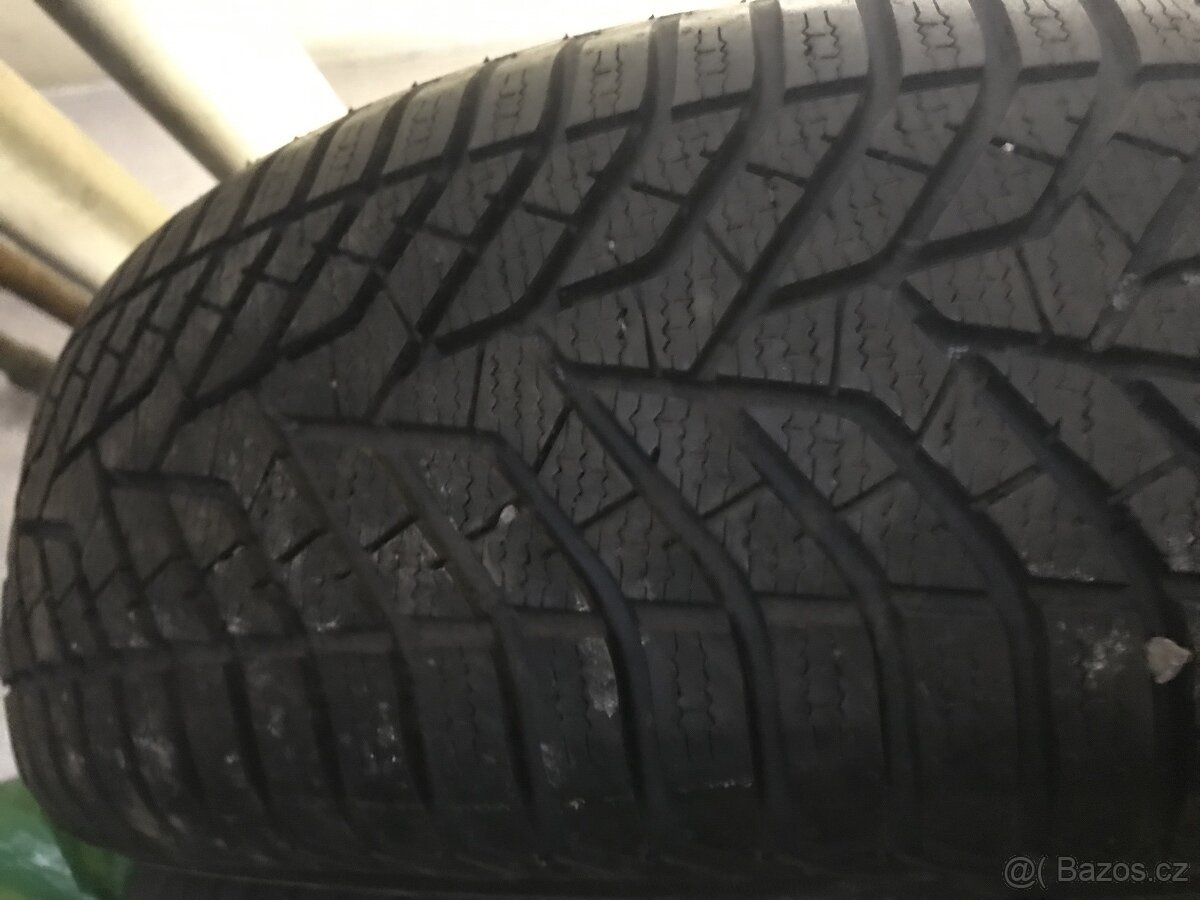 225/65R17 102H YOKOHAMA BLUEARTH WINTER V905, 8mm, 1ks