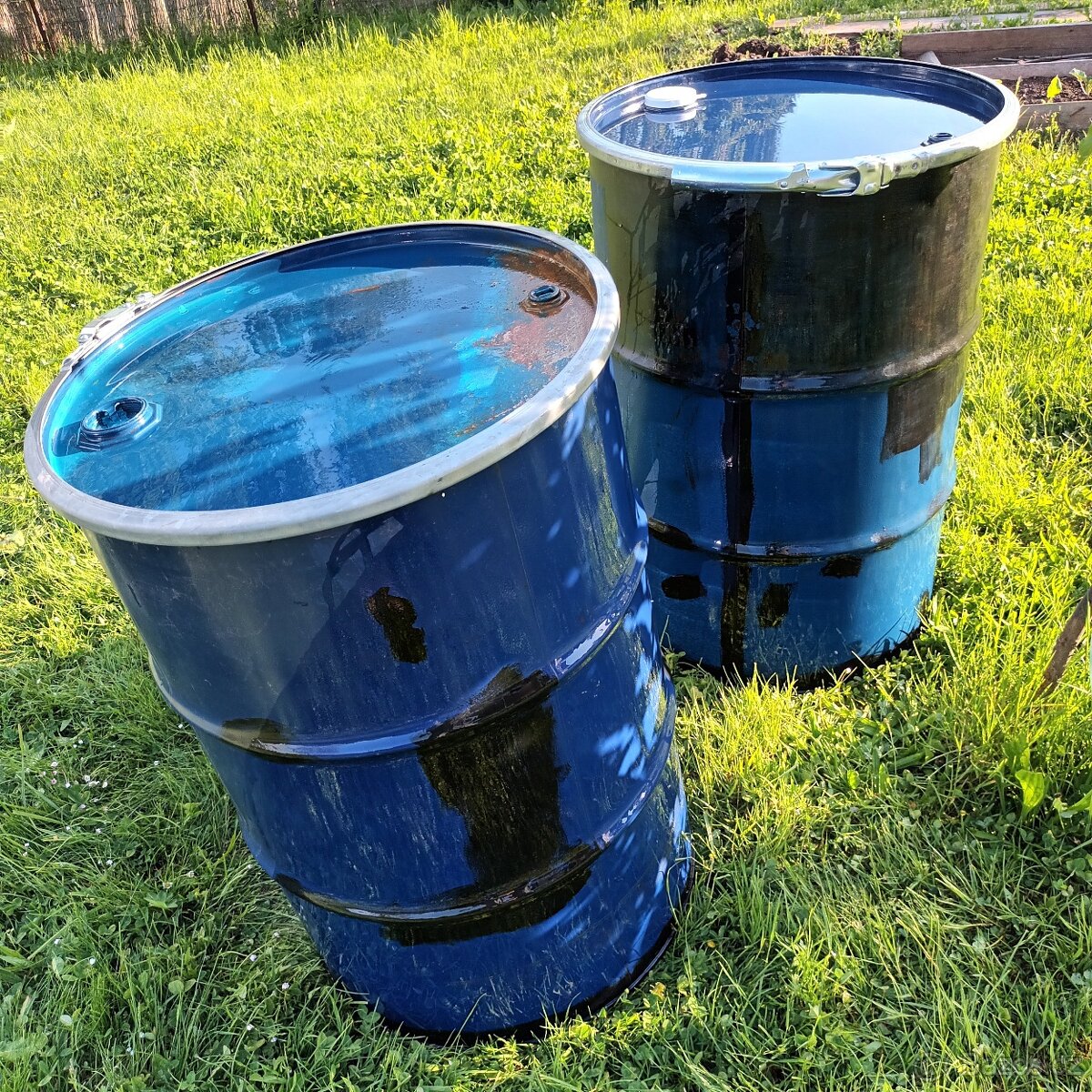 Prodám 2 sudy 200l s víkem a sponou
