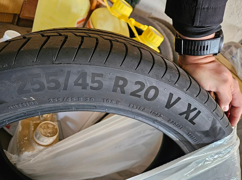 Pneu Continental 255/45 R20 V XL