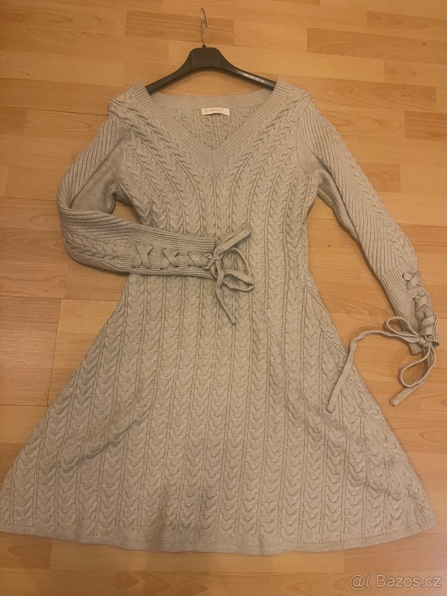 Kvalitní Pletené, vypasované šaty (PC 1.300,-)