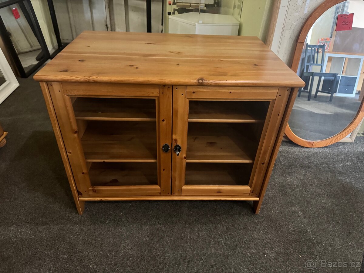 Hezká dřevěná TV komoda IKEA LEKSVIK
