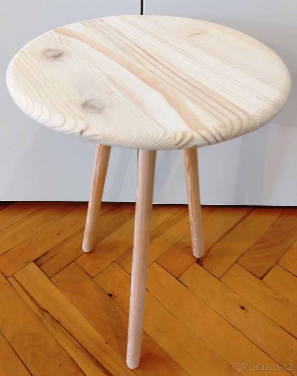 Květinový stolek na trojnožce.,,