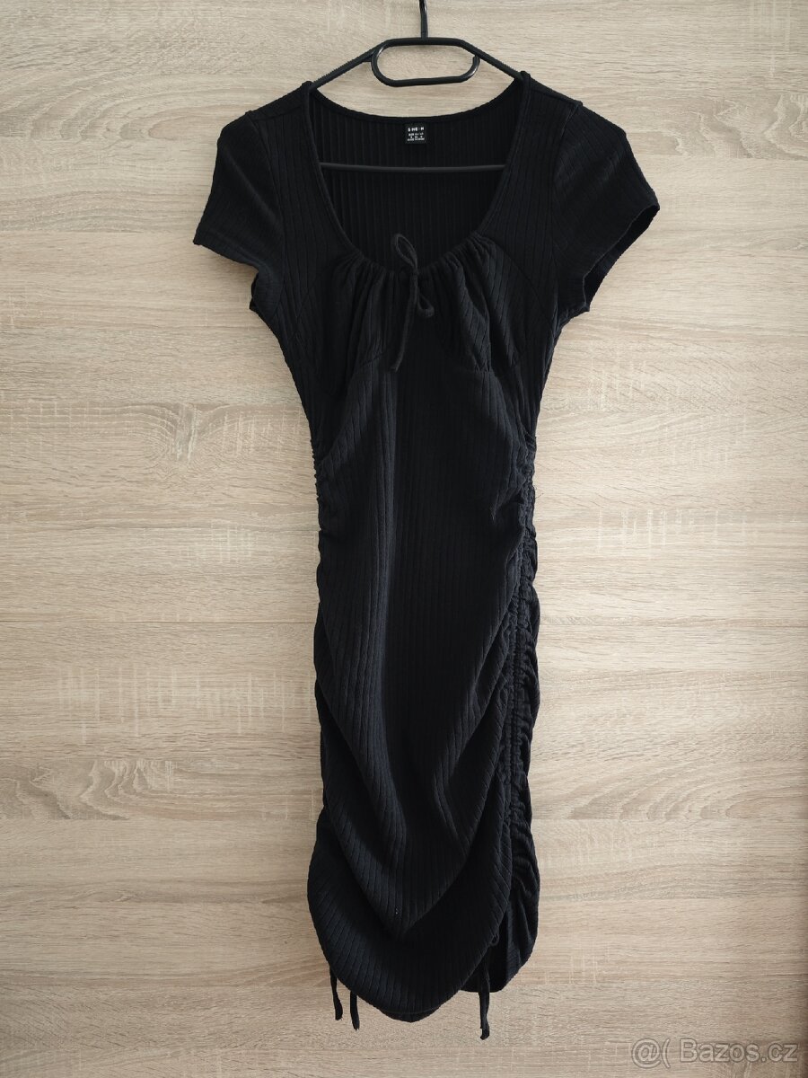 Černé šaty s řasením