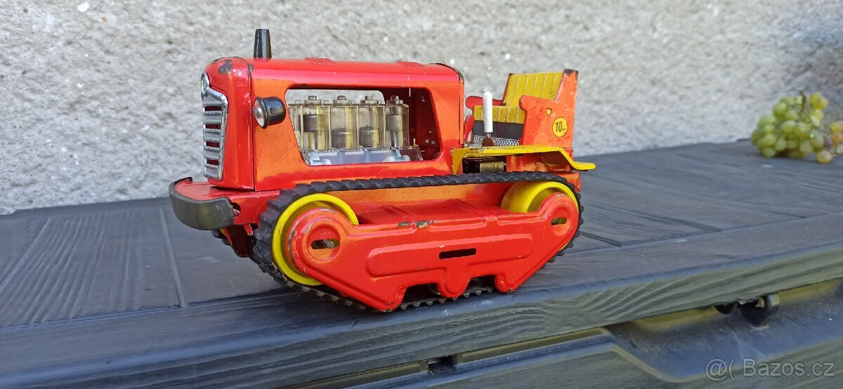 Stará hračka buldozer funkční