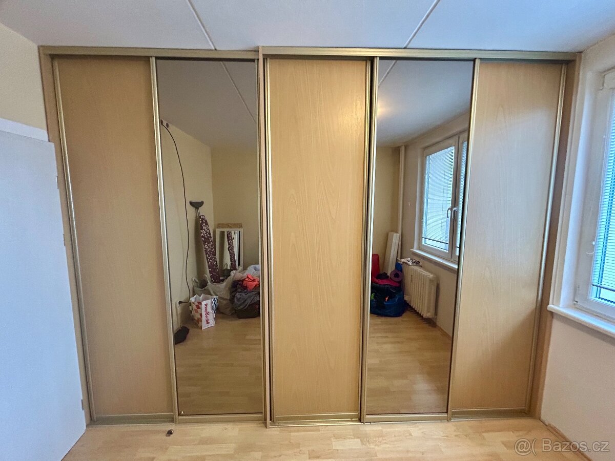 Velká šatní skříň vestavná