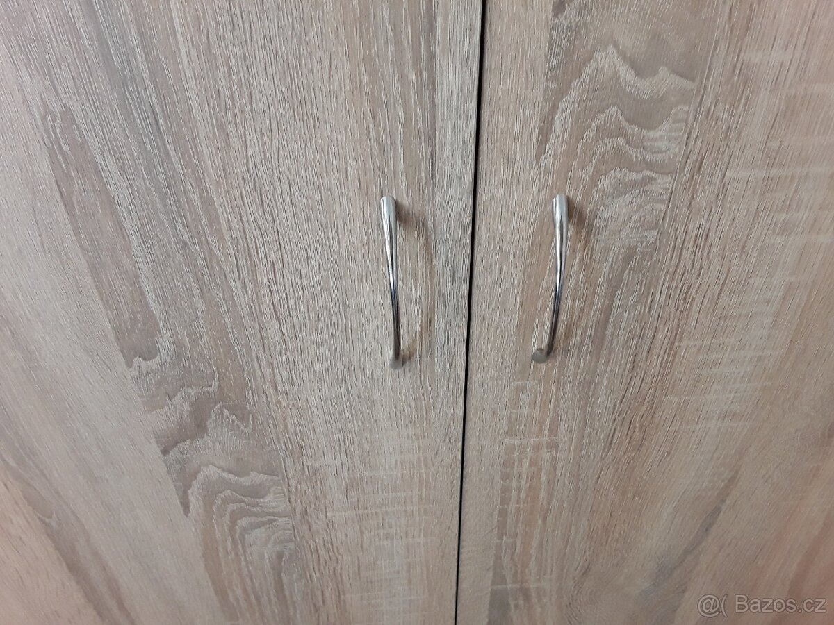 Prodej trojdílné šatní skříně