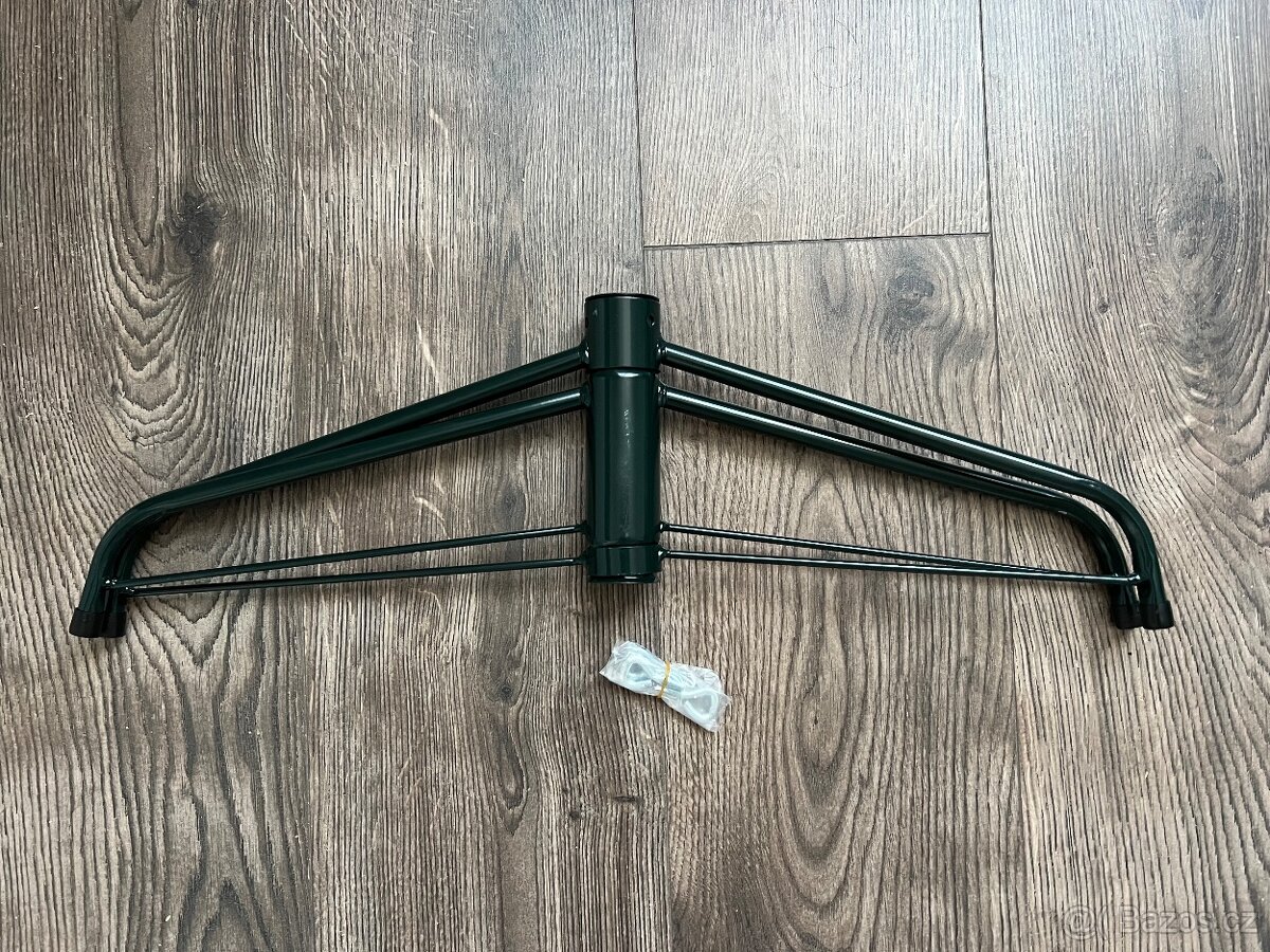 Kovový stojan na vánoční stromek