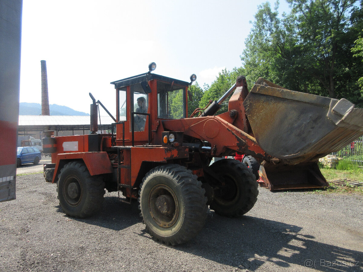 Kolový NAKLADAČ ZTS UNK 320 -