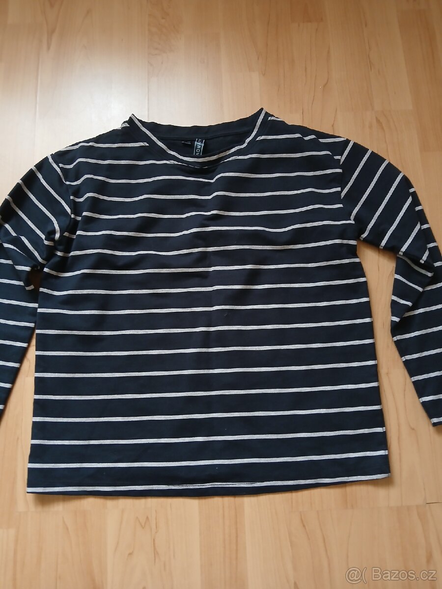 Černá mikina s pruhy