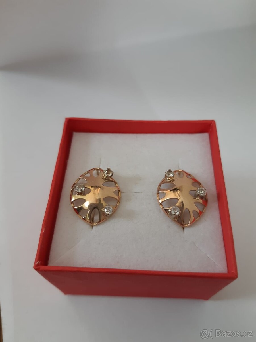 Zlaté náušnice se třemi kamínky