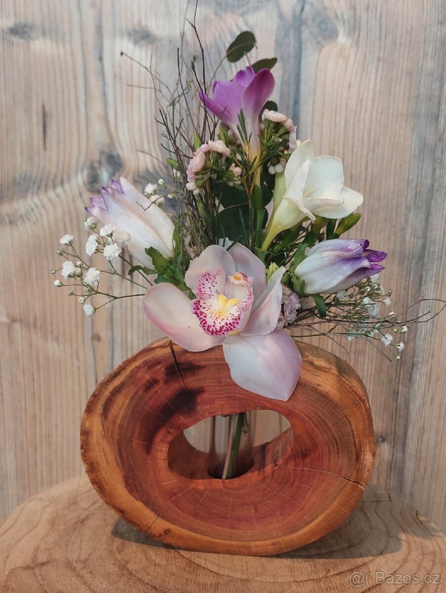 Dřevěný stojan (váza) na kytici