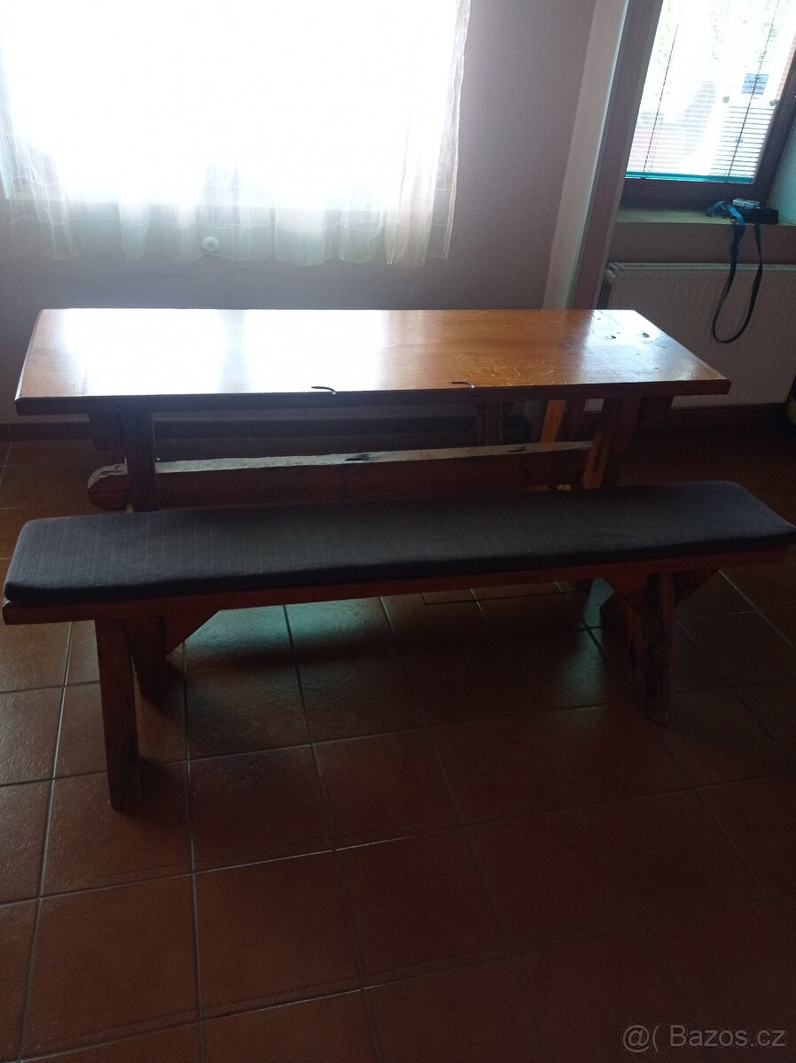 Stoly a lavice z masívu
