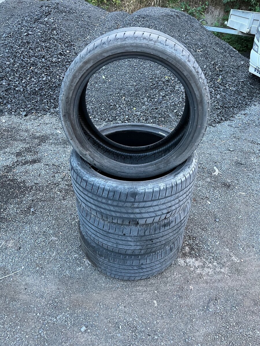 225/40R19