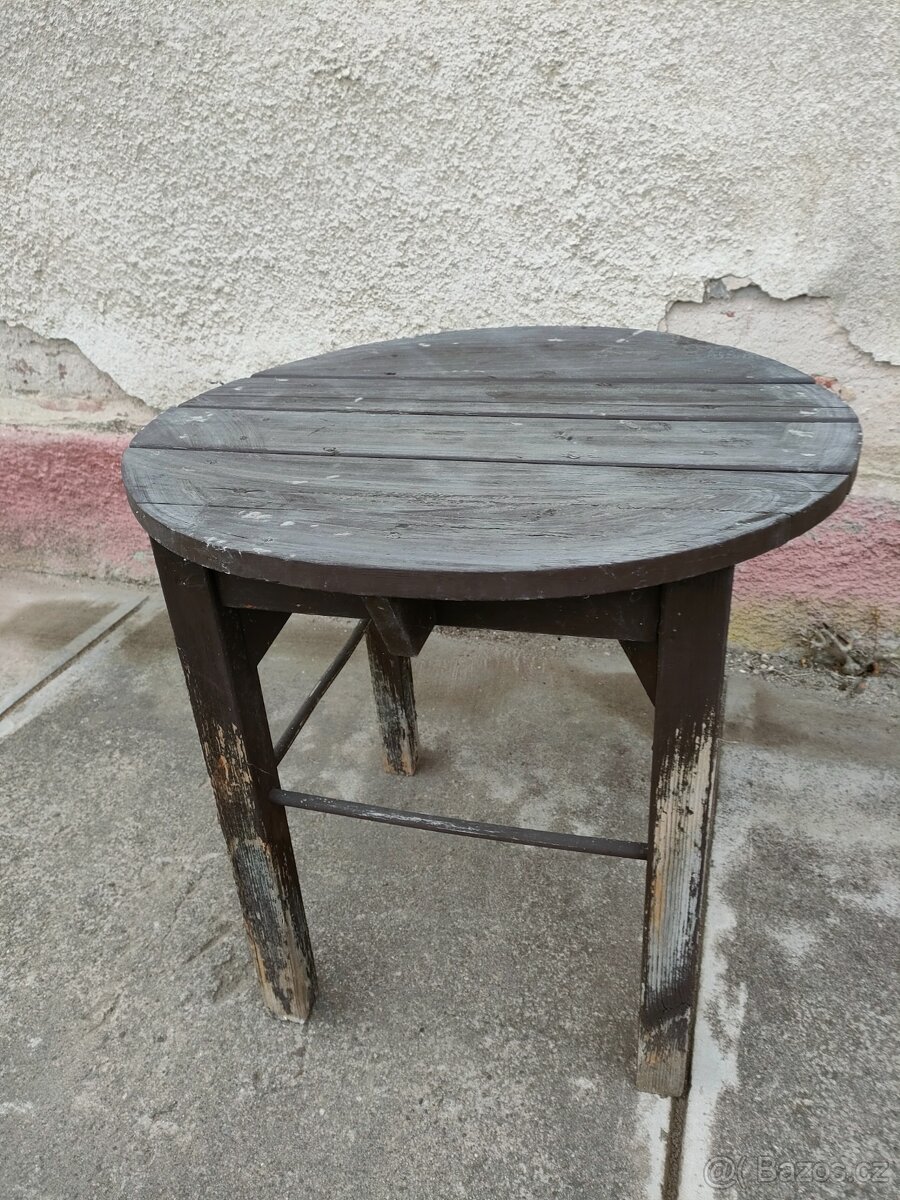 Dřevěný stoleček