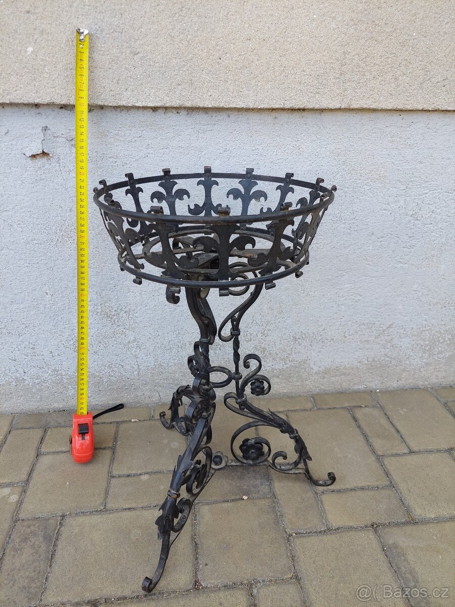 Stojan na květinu starožitný kovaný