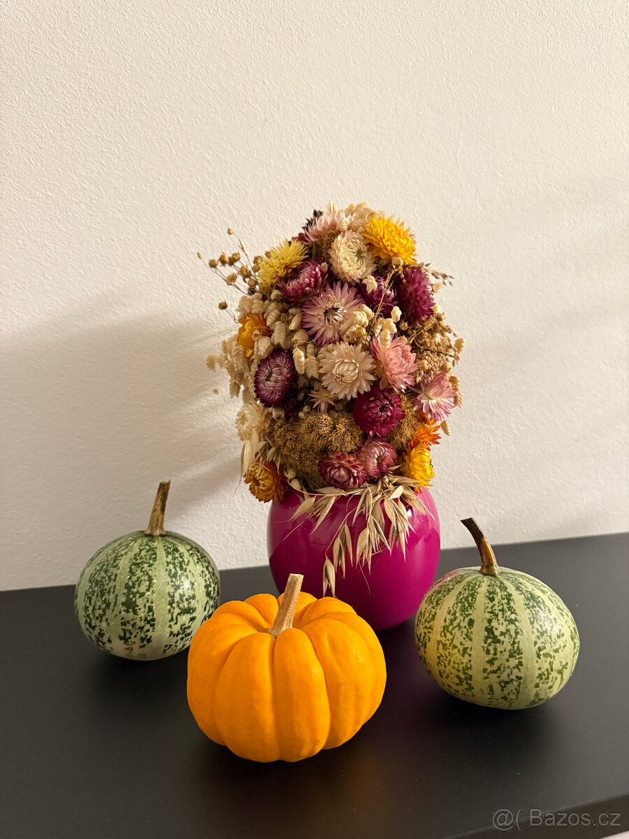 Okrasné dýně a dekorace ze slaměnek