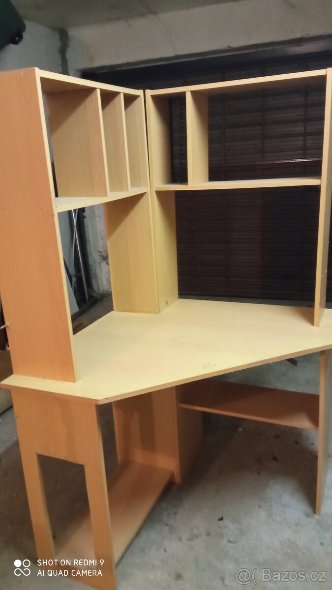 Rohový psací stůl