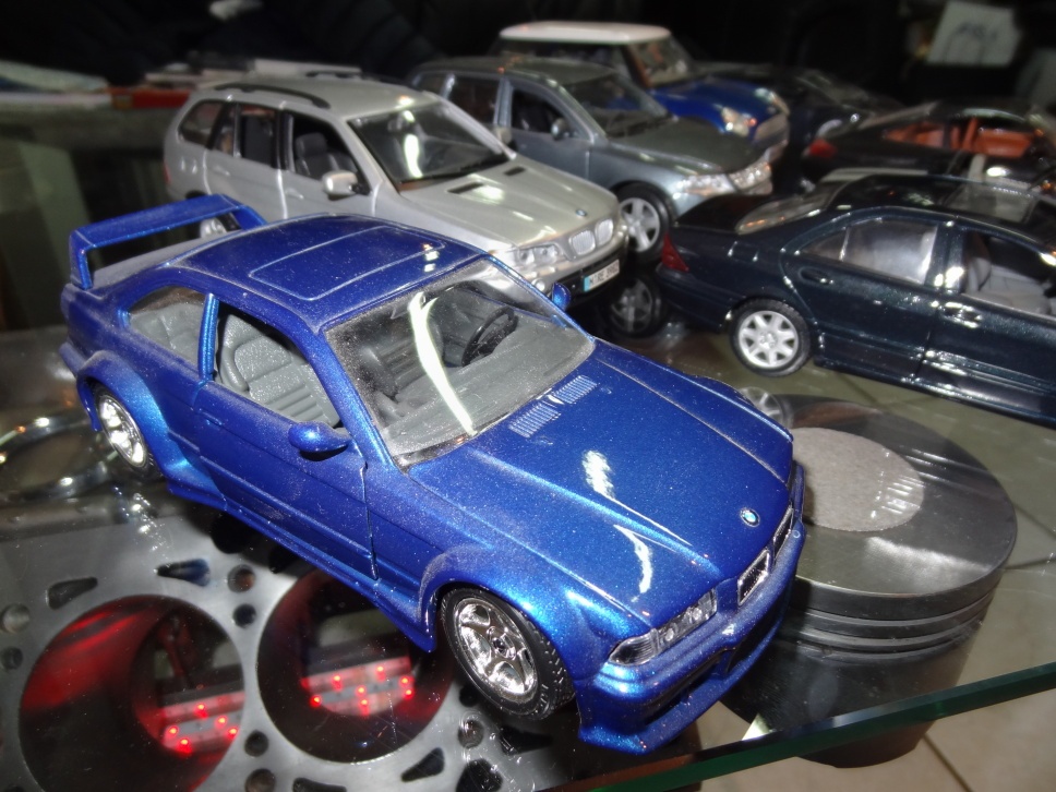 modely aut, jeřábu, WRC