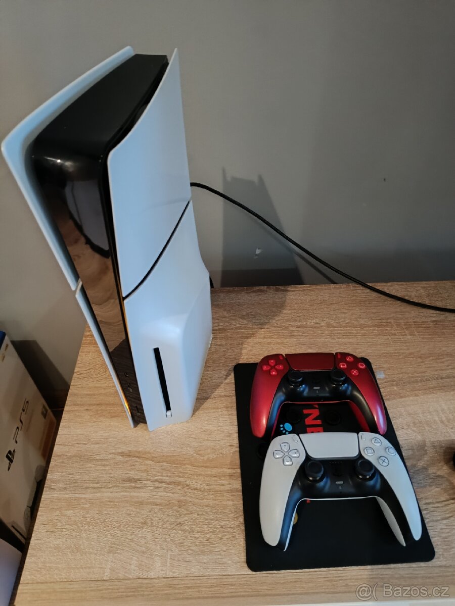 PlayStation 5 slim s mechanickou + dva ovladače