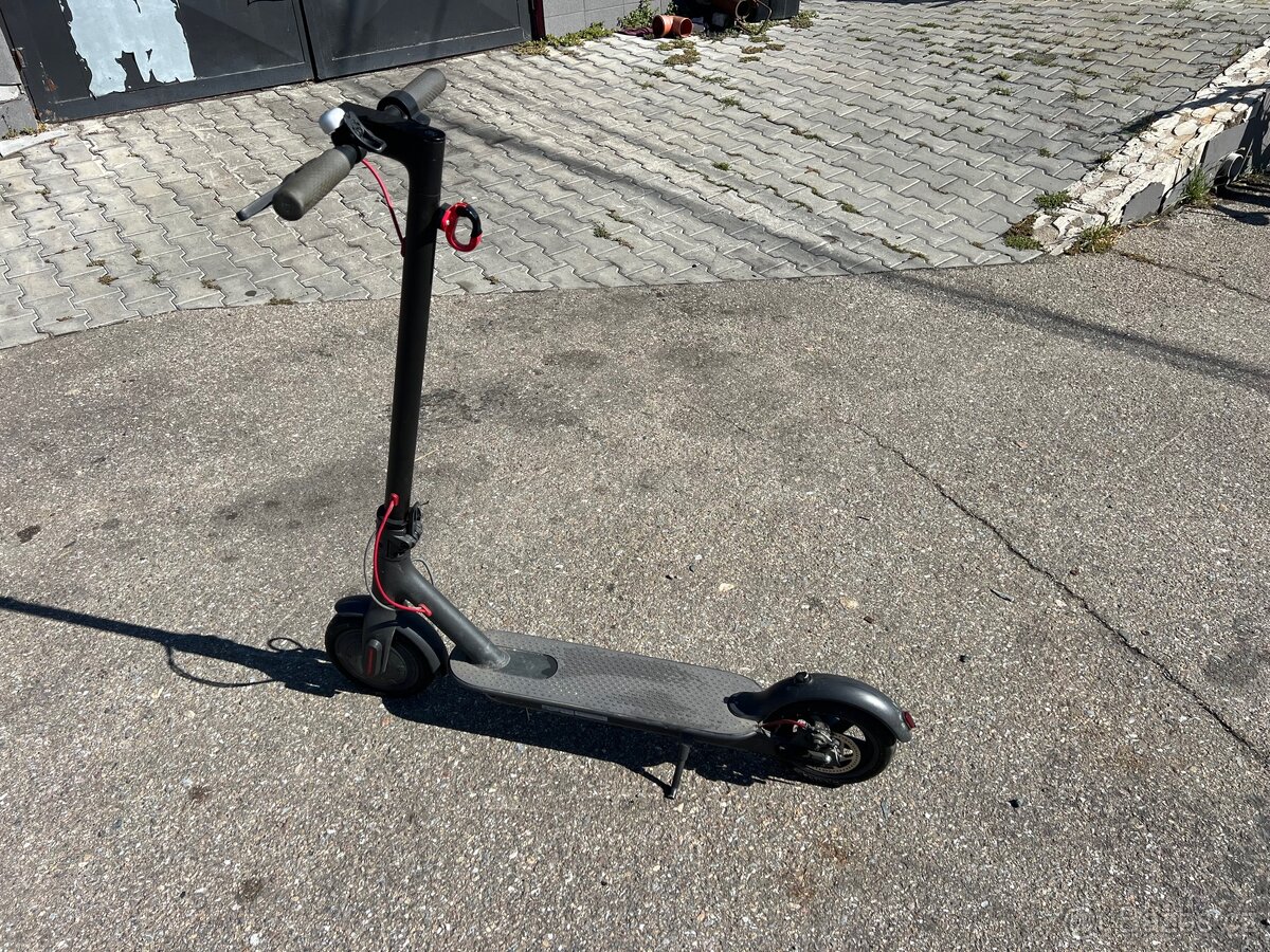 Xiaomi Mi Electric Scooter M365, vše funkční, nabíječka