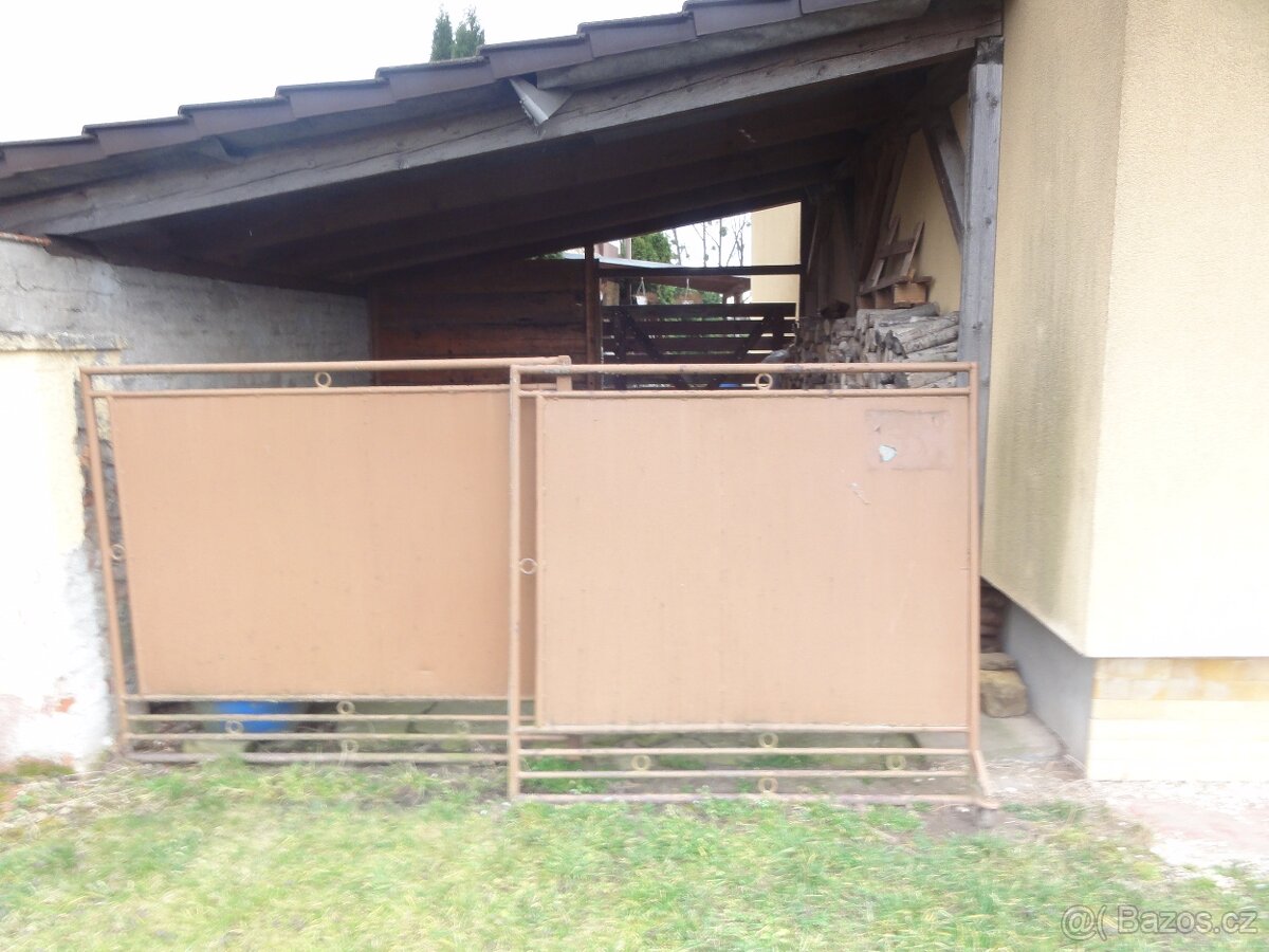 Prodám ocel. bránu a plechové dveře s ocel. rámem