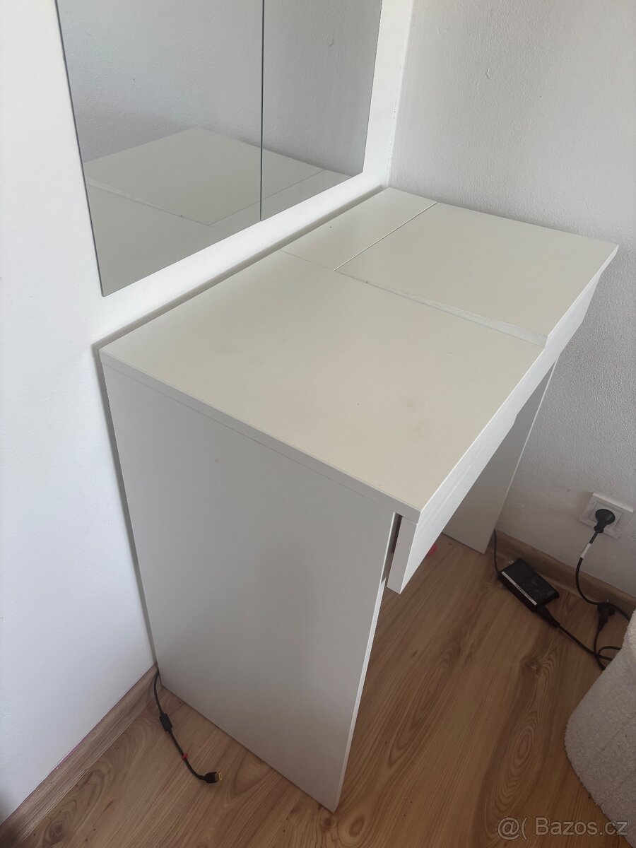 Kosmetický stoleček