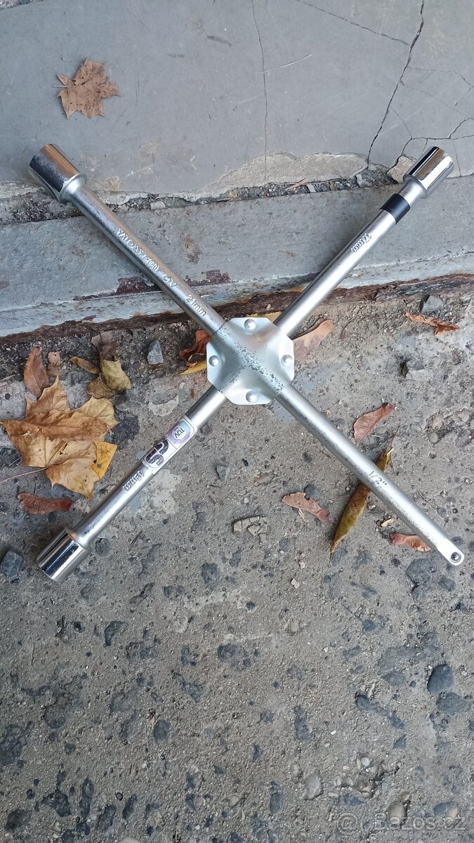 Prodám klič na kola a hydraulický zvedák