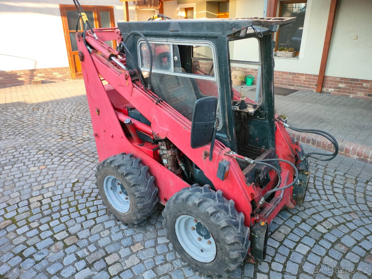 Unc 060 smykový nakladač