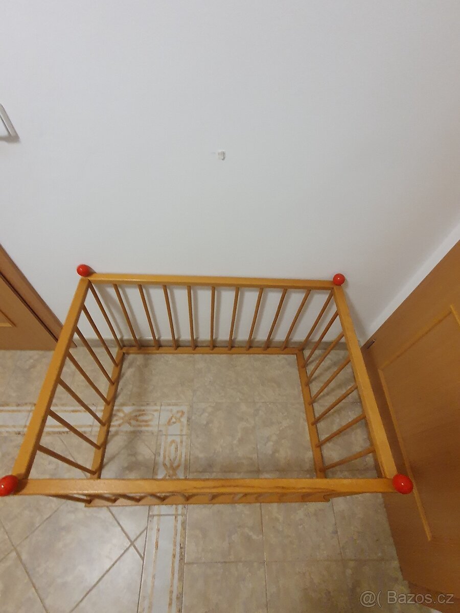 Skládací dětská ohrádka , rozměry ve složeném stavu 98 x 70