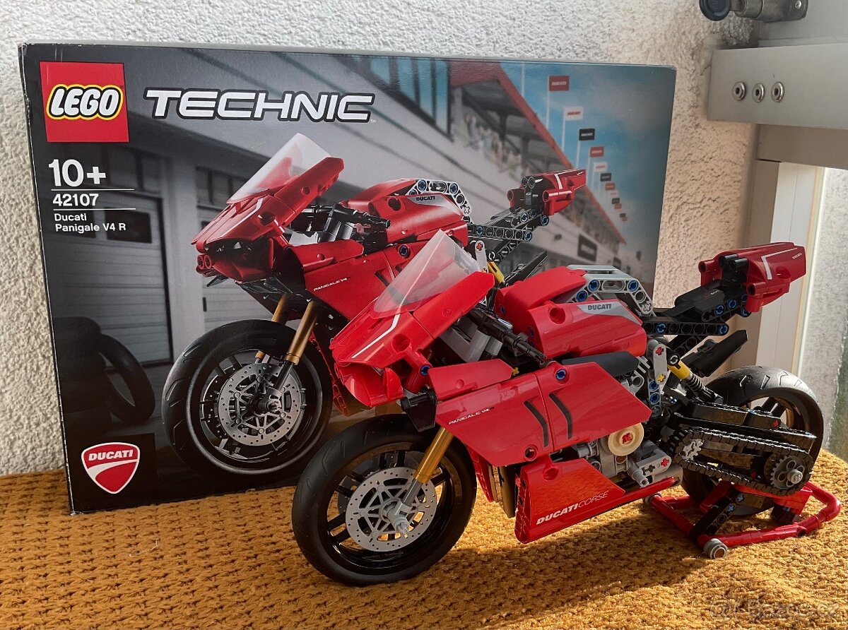 LEGO Technic Ducati Panigale V4 R (42107)