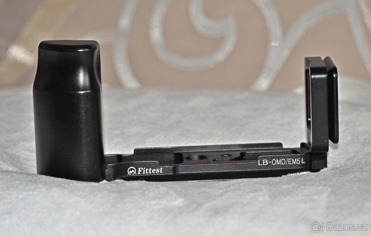 Grip pre Olympus OMD M5