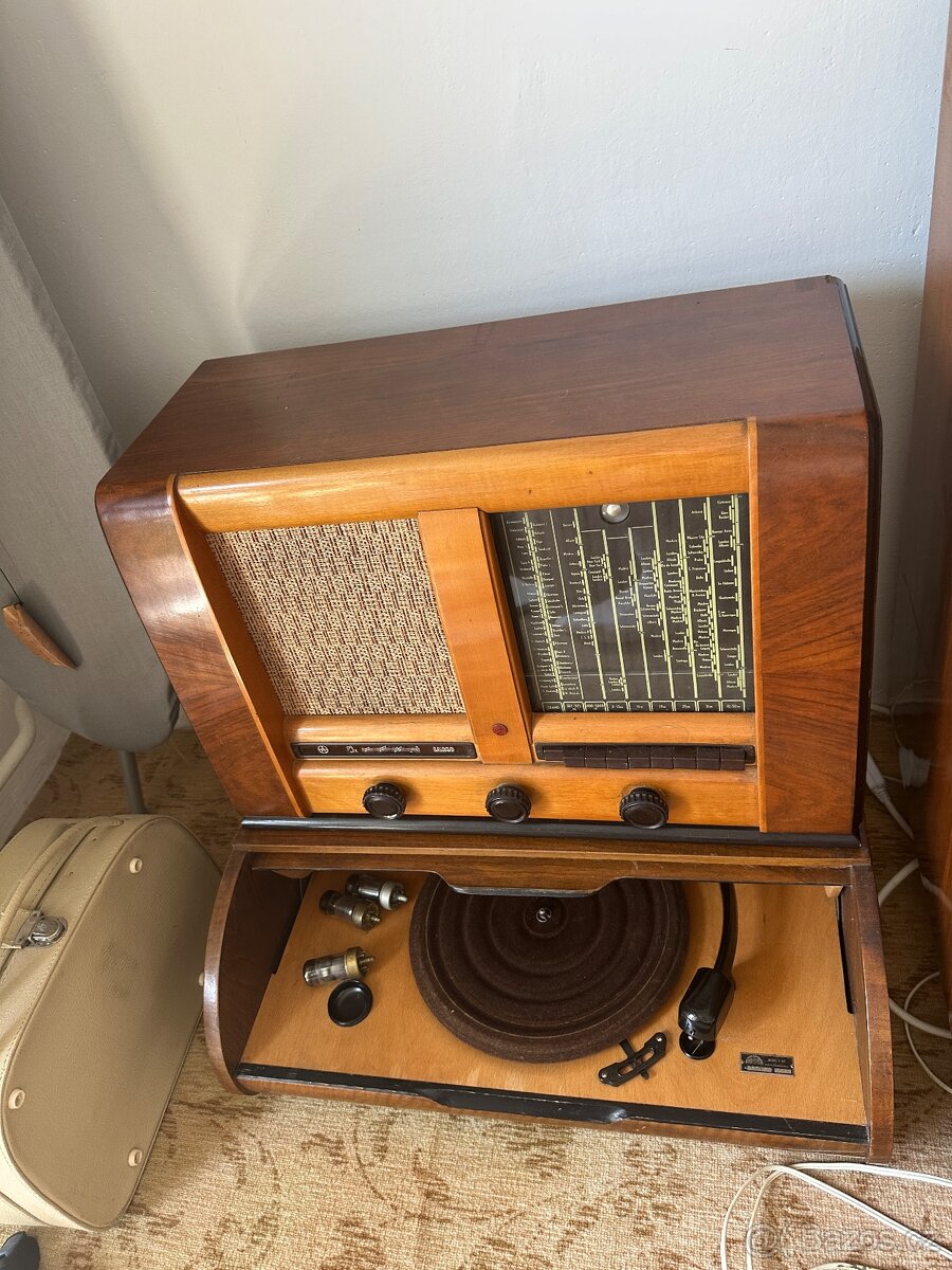 Rádio Tesla Largo s gramofonem