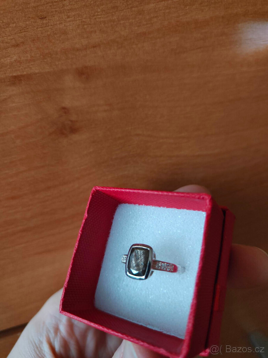 Stříbrný prsten s čokoládovým safírem a přír. zirkony, 2,8ct