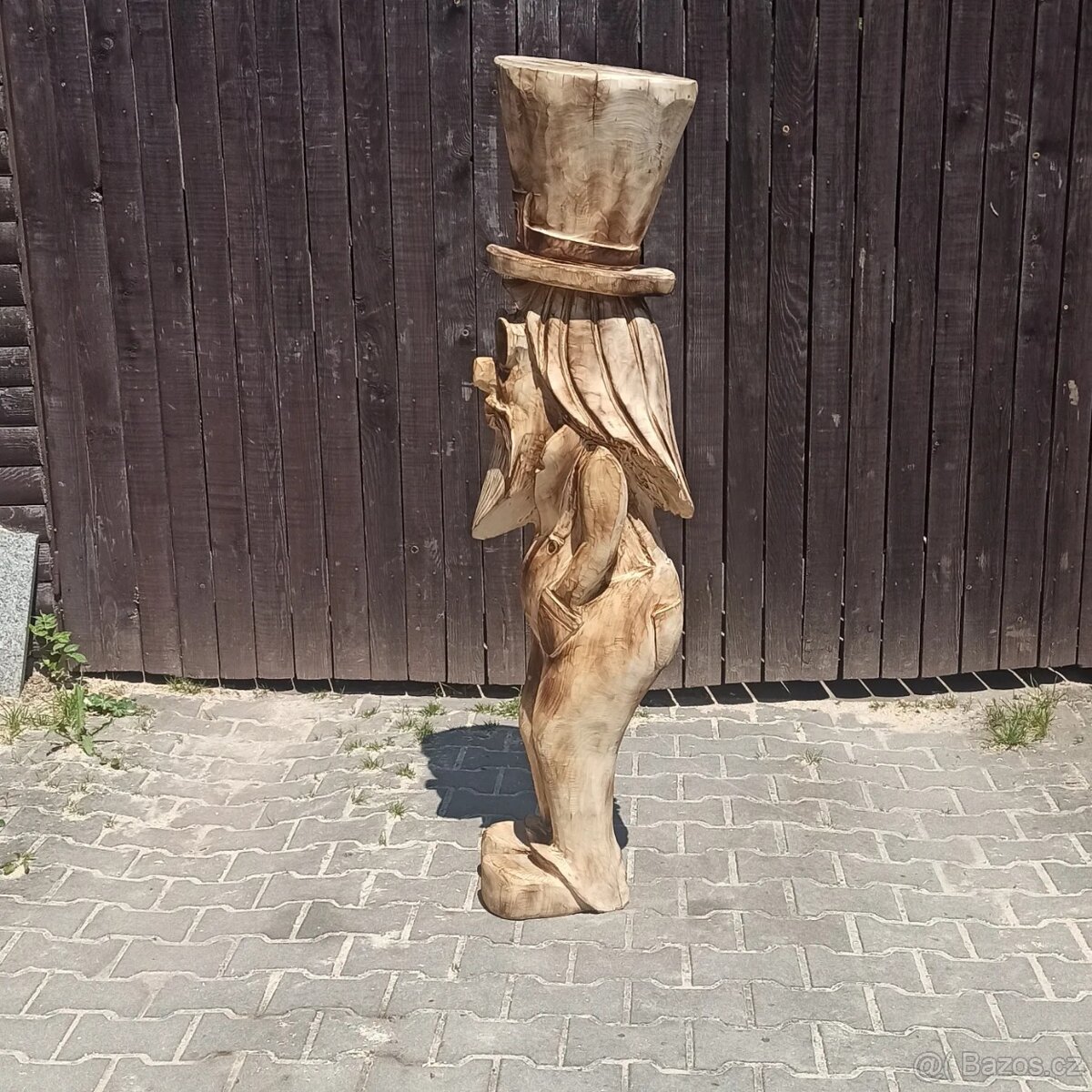 trpaslík motorovou pilou