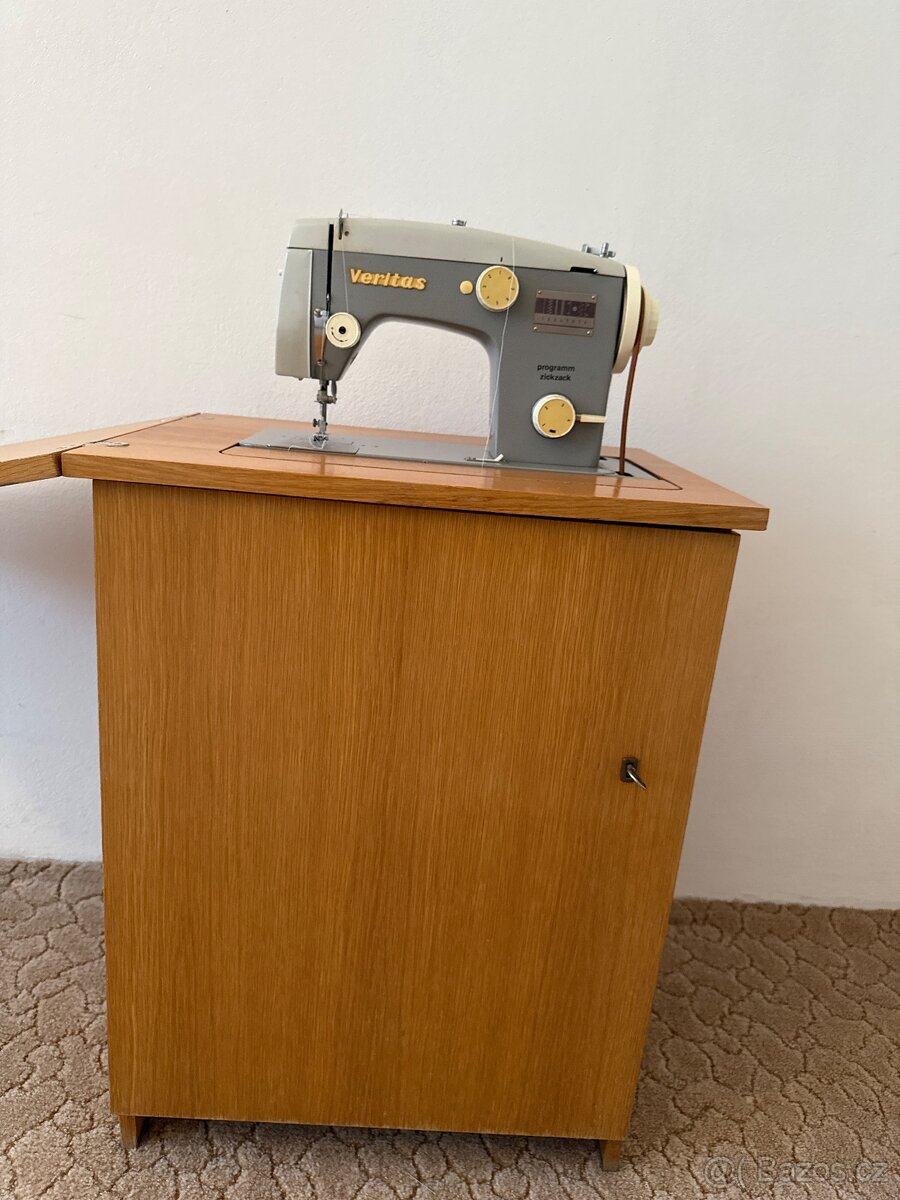 Skříňka se šicím strojem Veritas a příslušenstvím