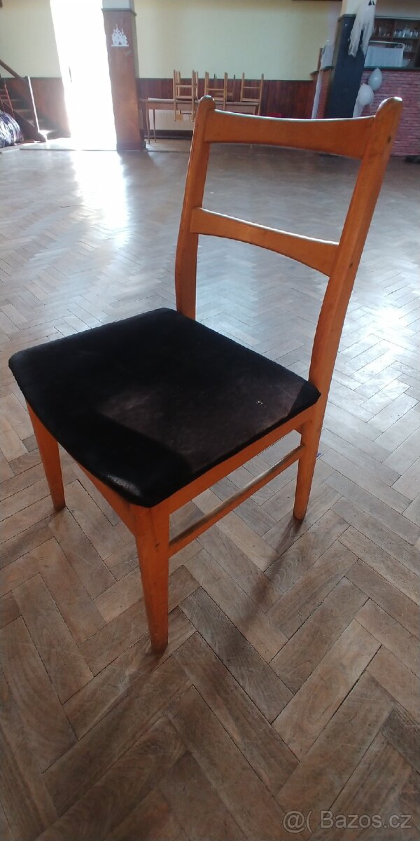 Starsi dřevěné zidle calounene-cerny samet